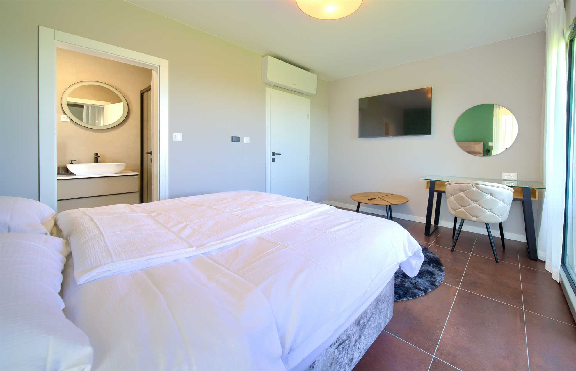 Vila ASTRUM s grijanim unutarnjim i vanjskim bazenom, jacuzzijem i saunom