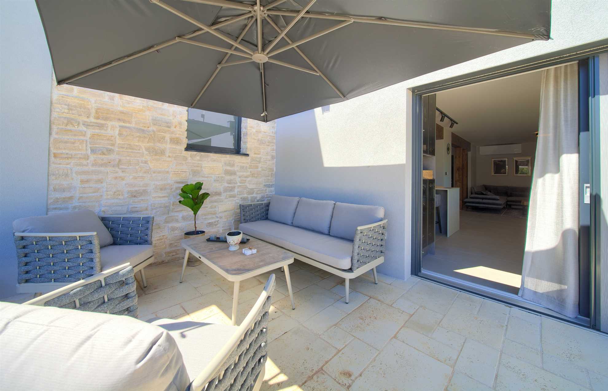 Vila ASTRUM s grijanim unutarnjim i vanjskim bazenom, jacuzzijem i saunom