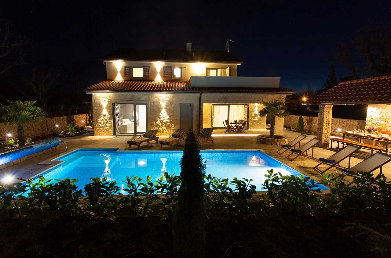 Prekrasna vila AURORA s privatnim bazenom, saunom i jacuzzijem