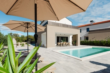 Private-Pool Villa in Kras for 8 Guests