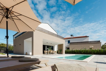 Private-Pool Villa in Kras for 8 Guests