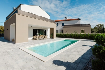 Private-Pool Villa in Kras for 8 Guests