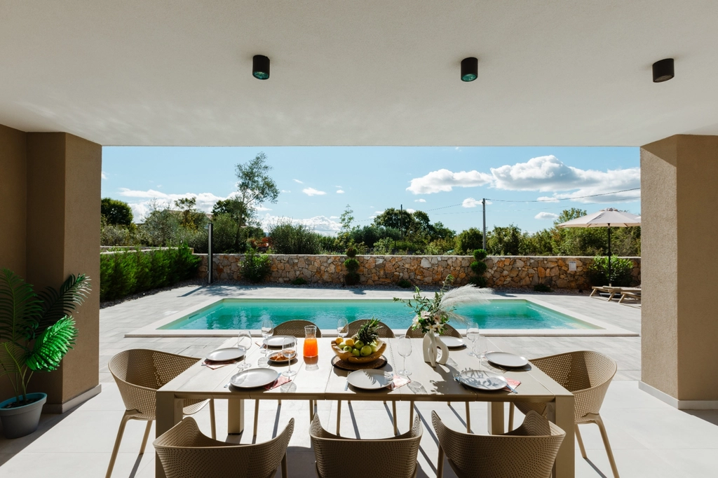 Private-Pool Villa in Kras for 8 Guests
