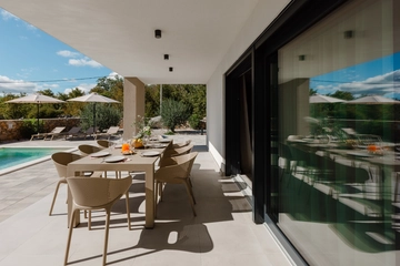 Private-Pool Villa in Kras for 8 Guests