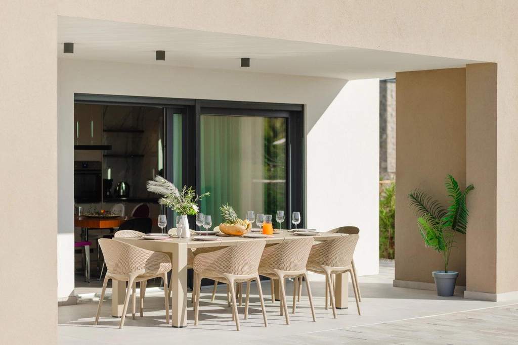 Private-Pool Villa in Kras for 8 Guests
