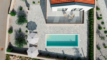 Private-Pool Villa in Kras for 8 Guests