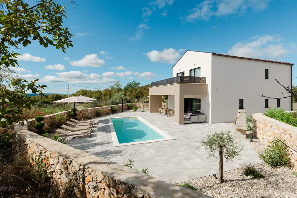4-Bedroom Villa in Kras with Private Pool