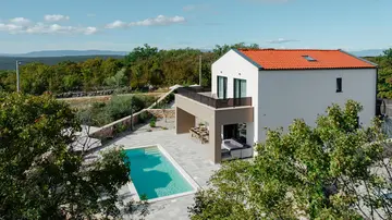 4-Bedroom Villa in Kras with Private Pool