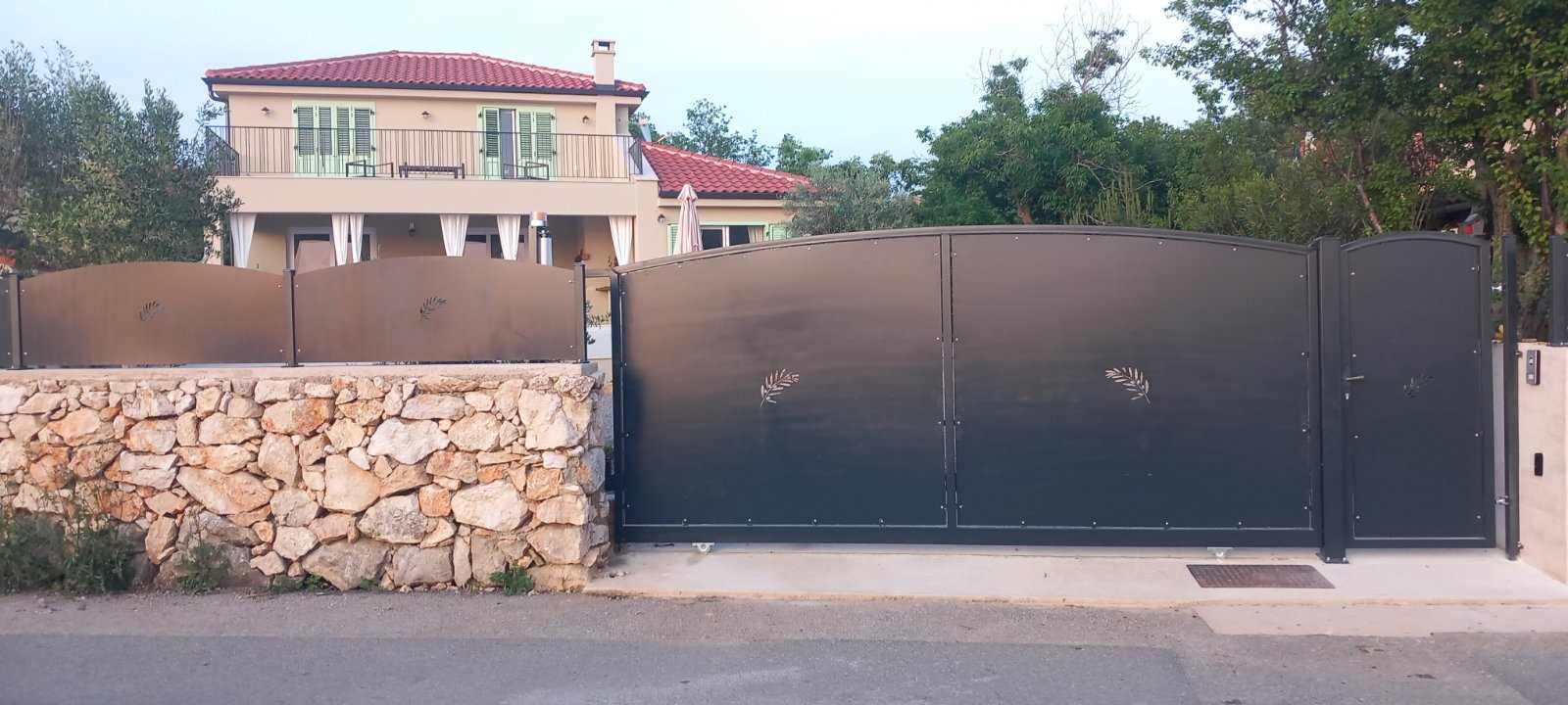 Vila BEACHFRONT s grijanim bazenom