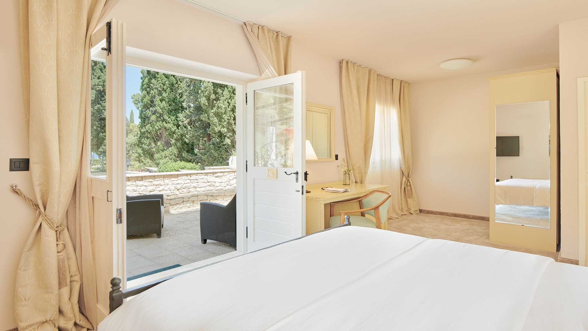 Beachfront luxurious villa with swimming pool