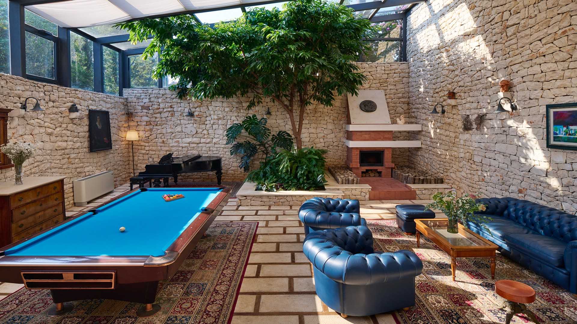 Beachfront luxurious villa with swimming pool
