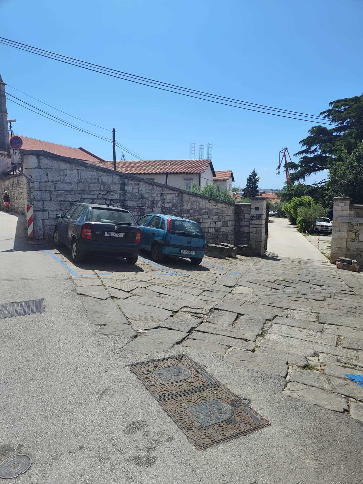 Parking space in Castropola