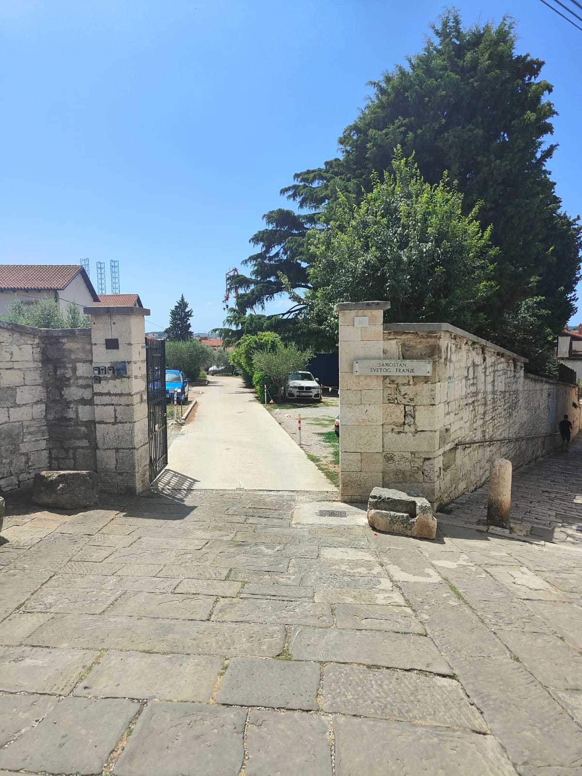 Parking space in Castropola