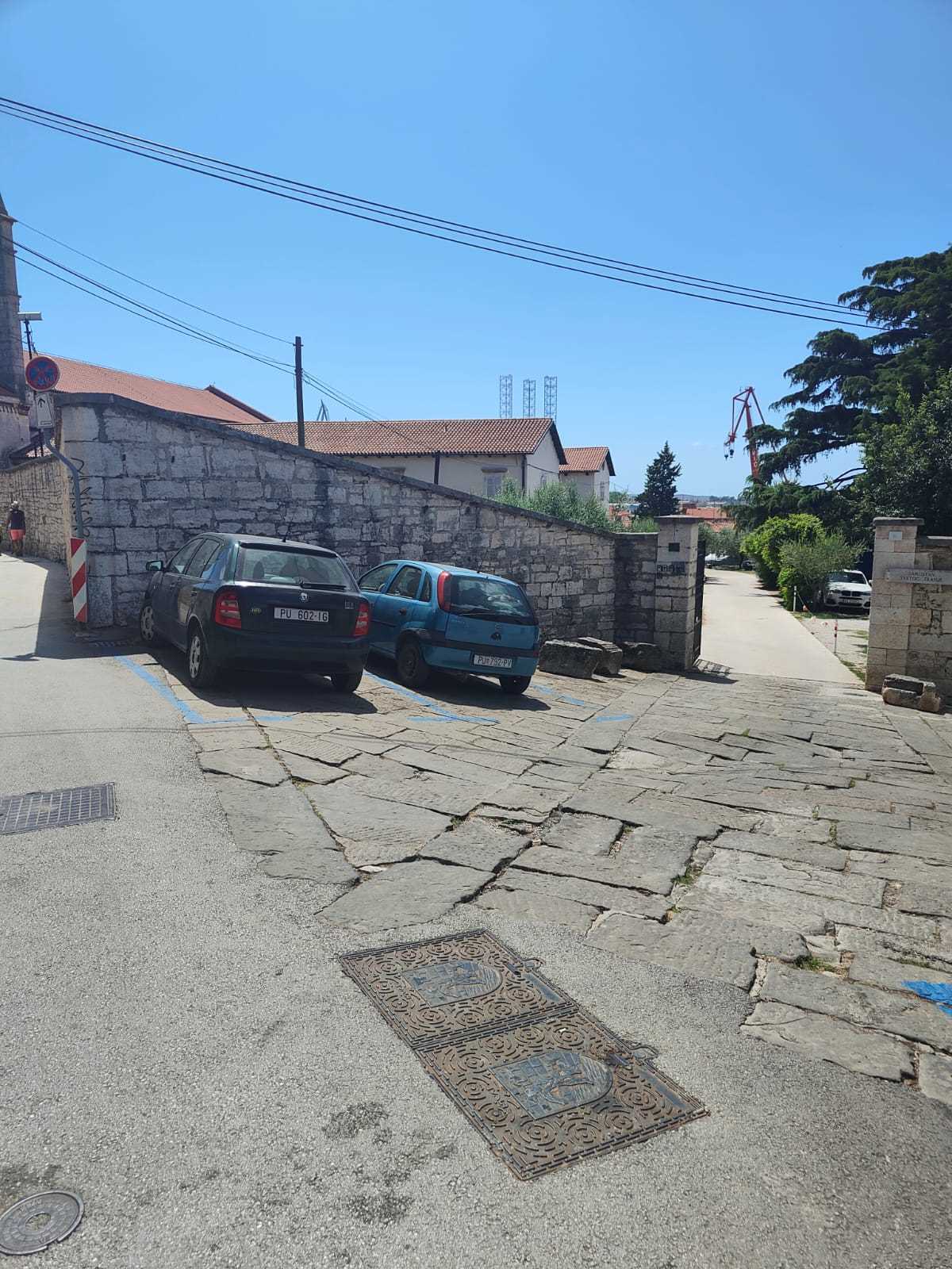 Parking space in Castropola