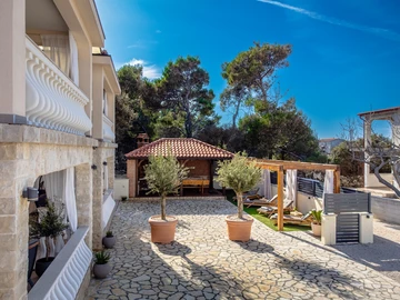 Vir Apartment for 4–5 Guests Near Pebble Beach