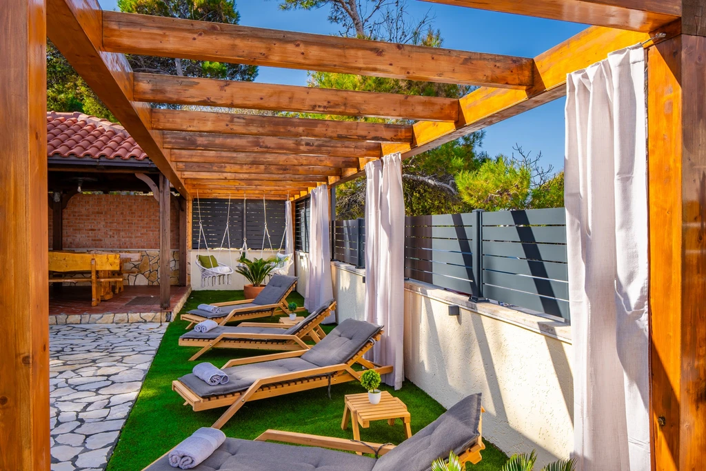 Vir Apartment for 4–5 Guests Near Pebble Beach