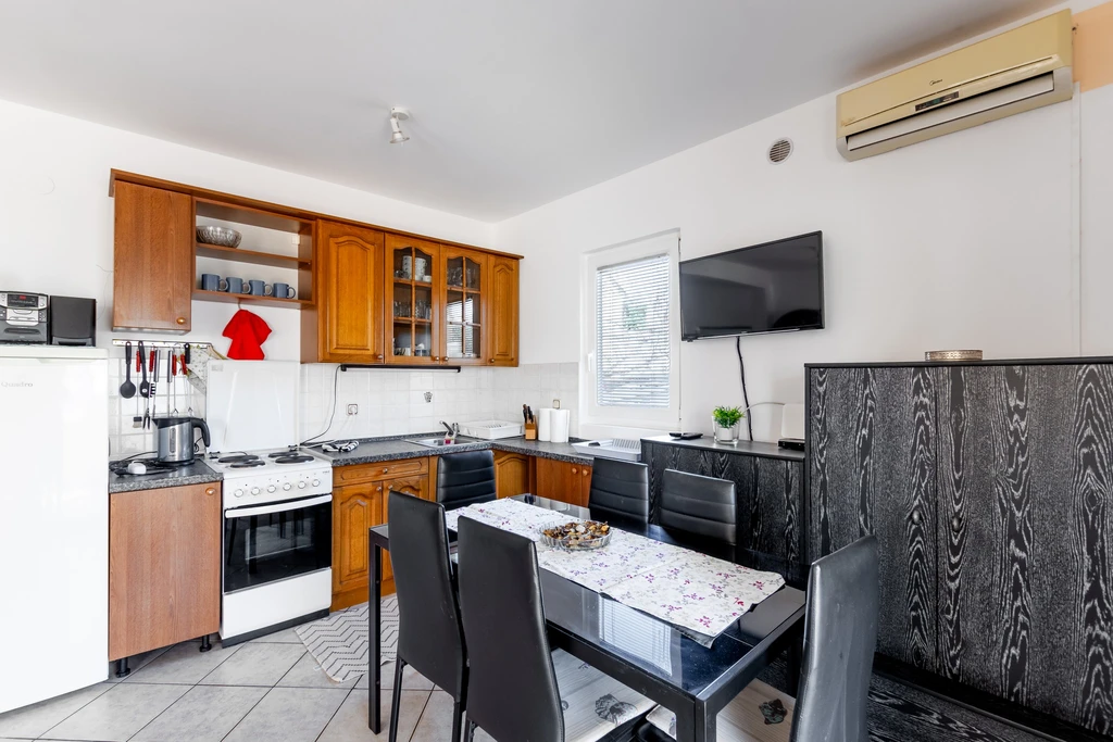 Vir Apartment for 5–7 Guests with Private Terrace