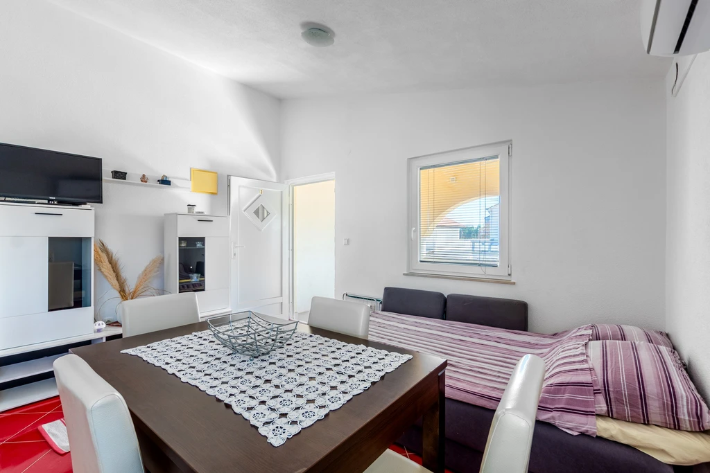 Vir Apartment with Balcony and BBQ (Sleeps 4)