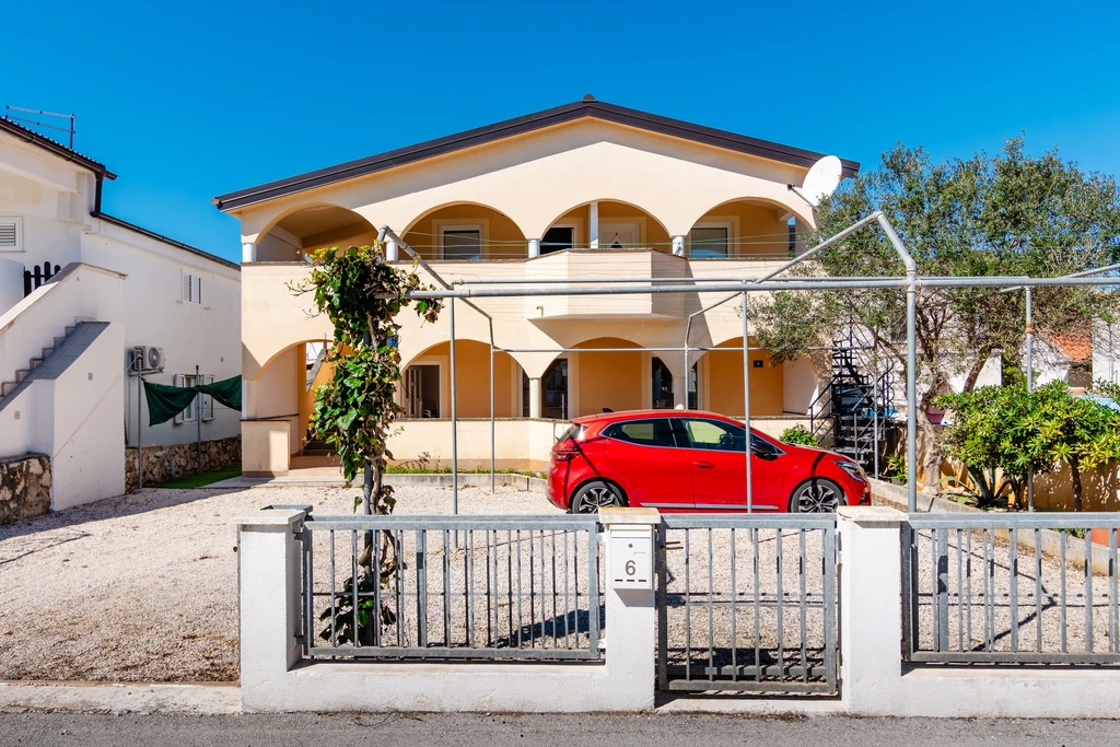 Vir Apartment with Balcony and BBQ (Sleeps 4)
