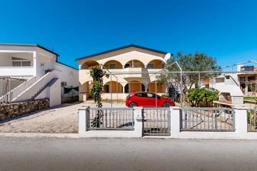 Vir Apartment with Balcony and BBQ (Sleeps 4)