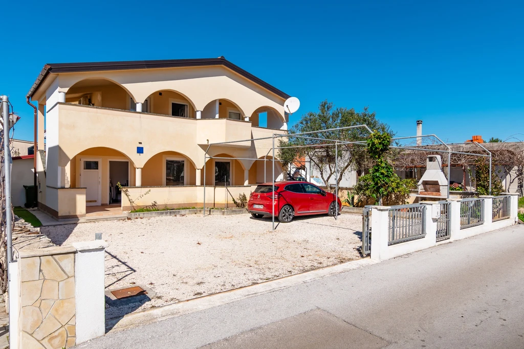 Vir Apartment with Balcony and BBQ (Sleeps 4)