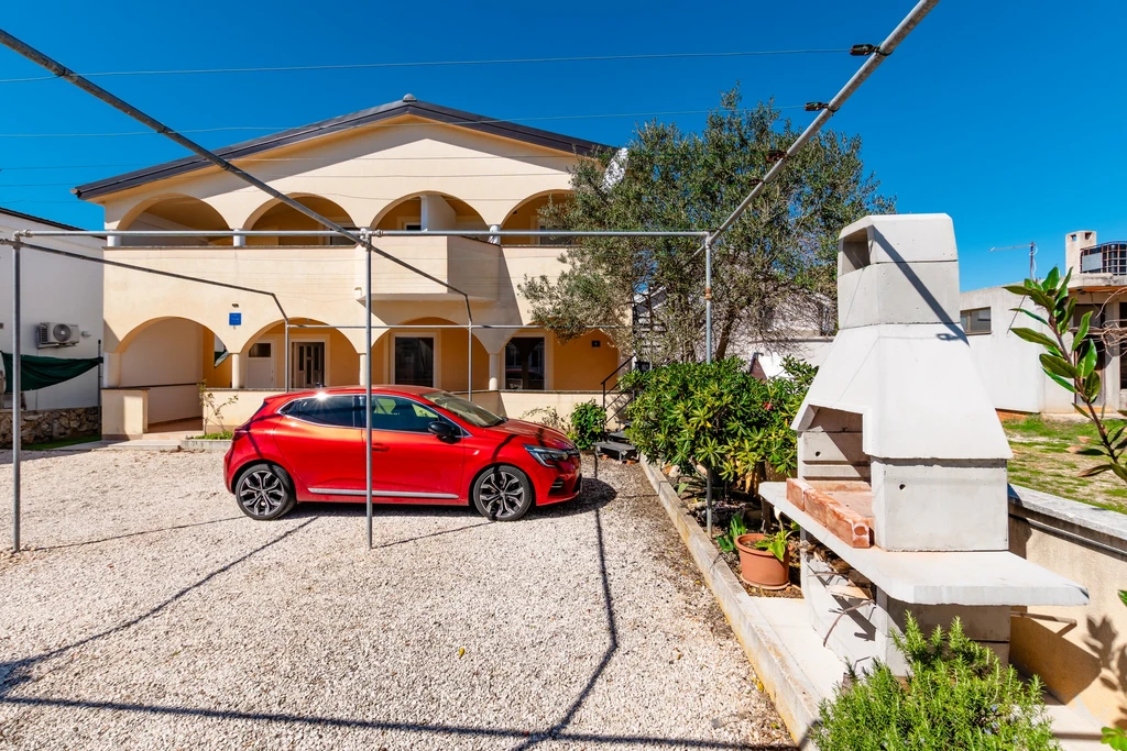 Vir Apartment with Balcony and BBQ (Sleeps 4)