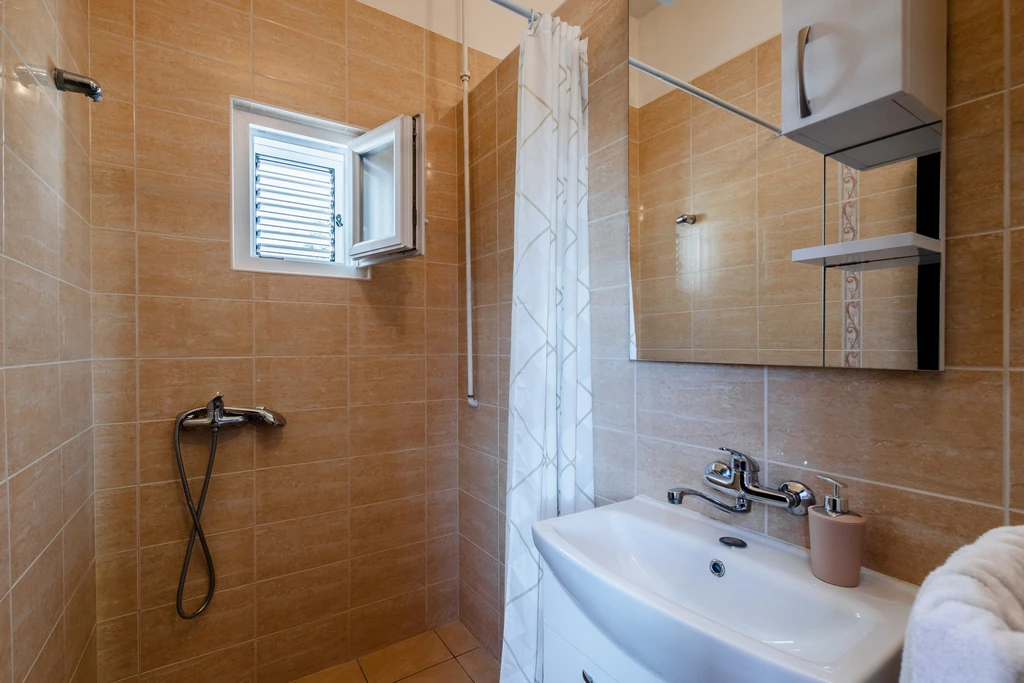 Vrsi Studio for 2–3 Guests with Terrace
