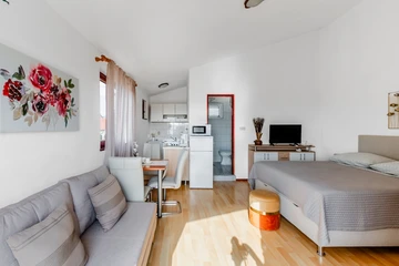Vrsi Studio Apartment with Terrace for 3 Guests