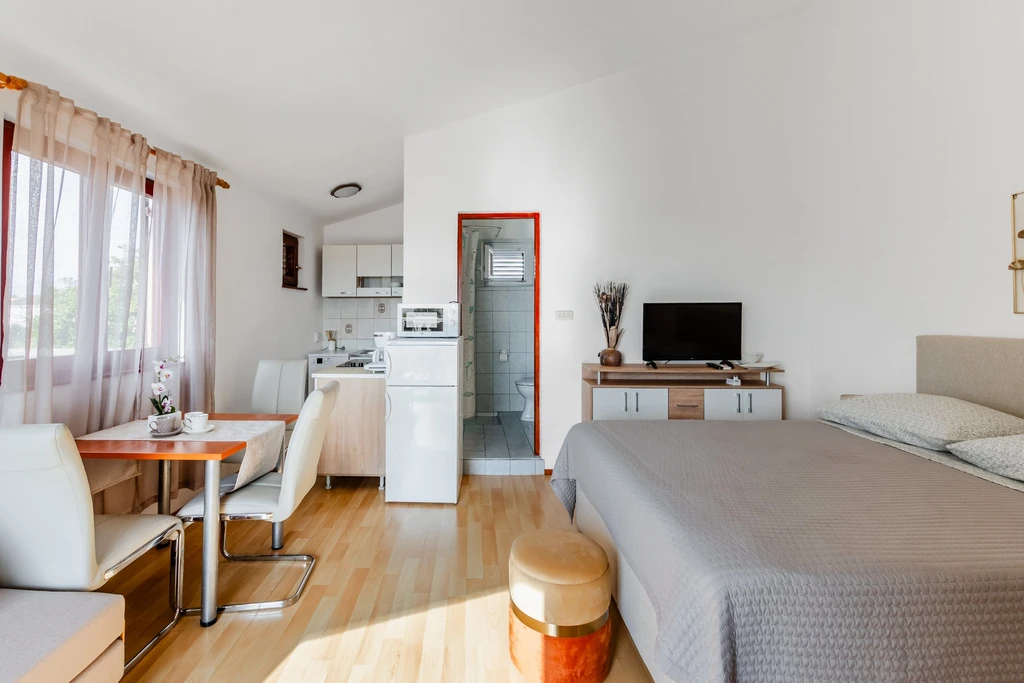 Vrsi Studio Apartment with Terrace for 3 Guests