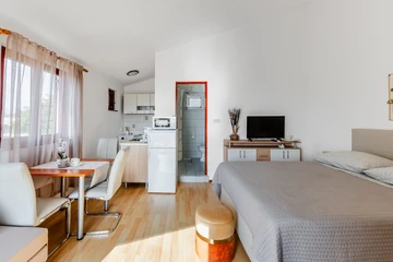 Vrsi Studio Apartment with Terrace for 3 Guests
