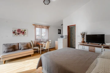 Vrsi Studio Apartment with Terrace for 3 Guests