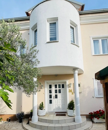 Garden-View Studio Apartment in Šibenik