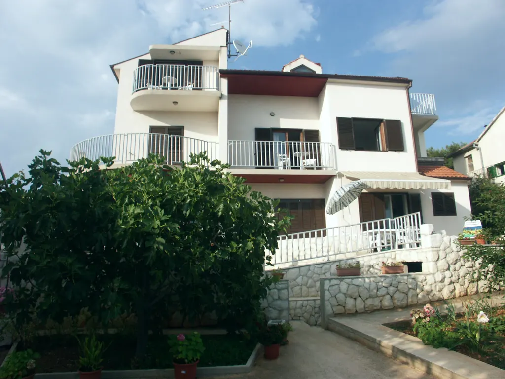 Seafront Sea-View Apartment in Šibenik for 3