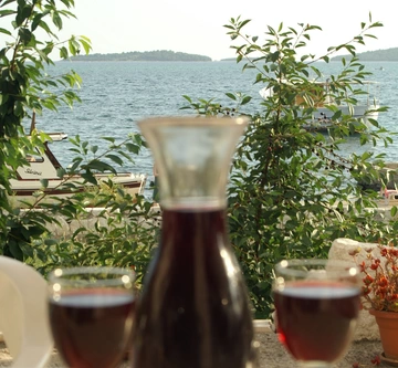 Seafront Sea-View Apartment in Šibenik for 3