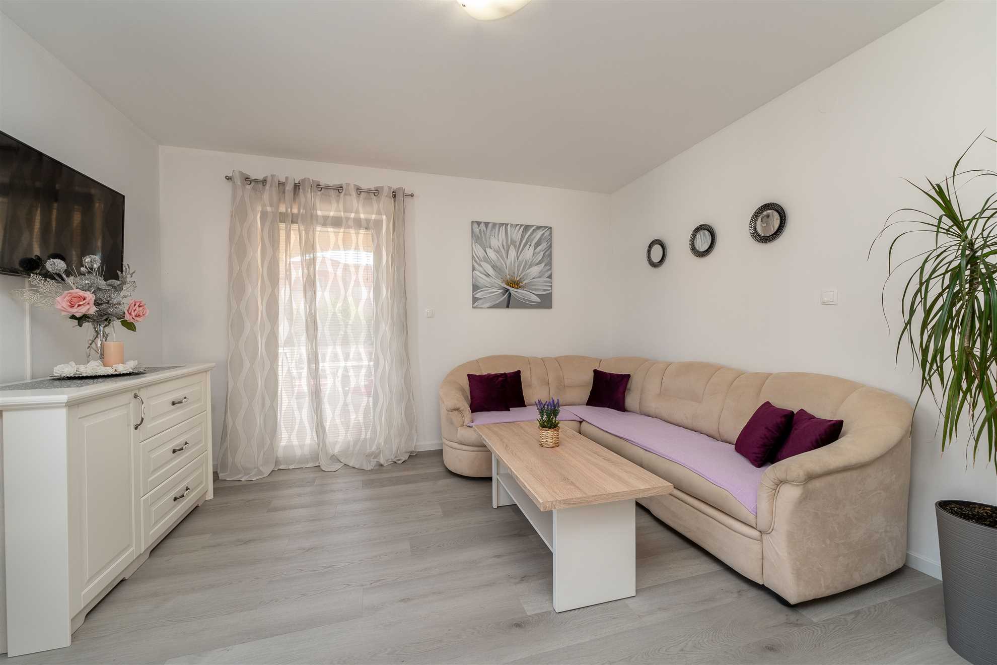 Apartment Leo with Parking, only 800m from the sea