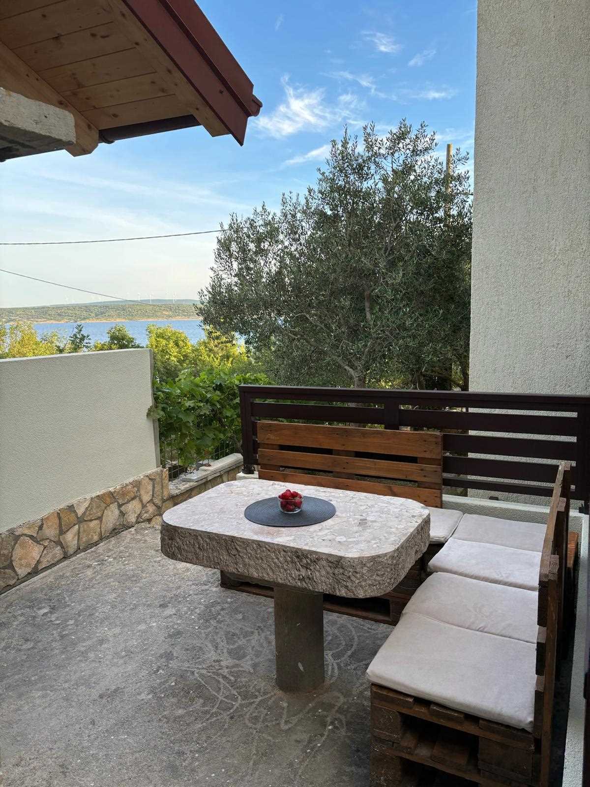 Apartman Marko sa terasom u prizemlju