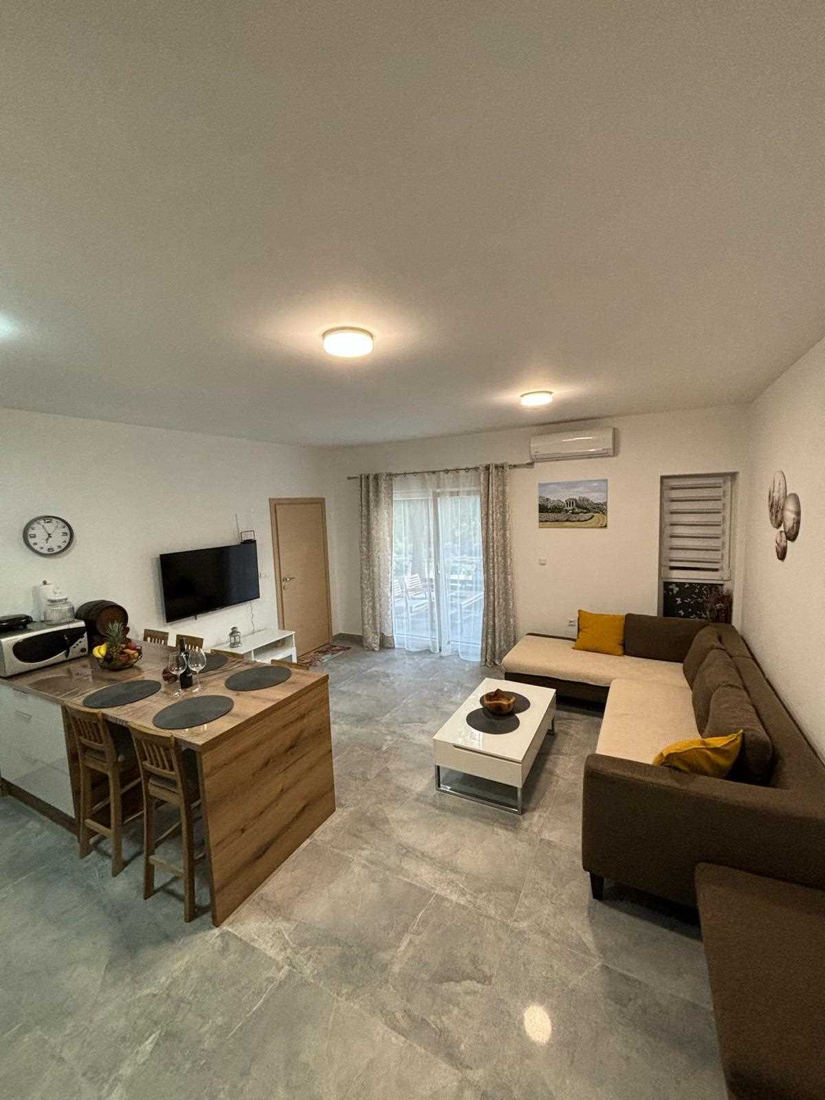 Apartman Marko sa terasom u prizemlju