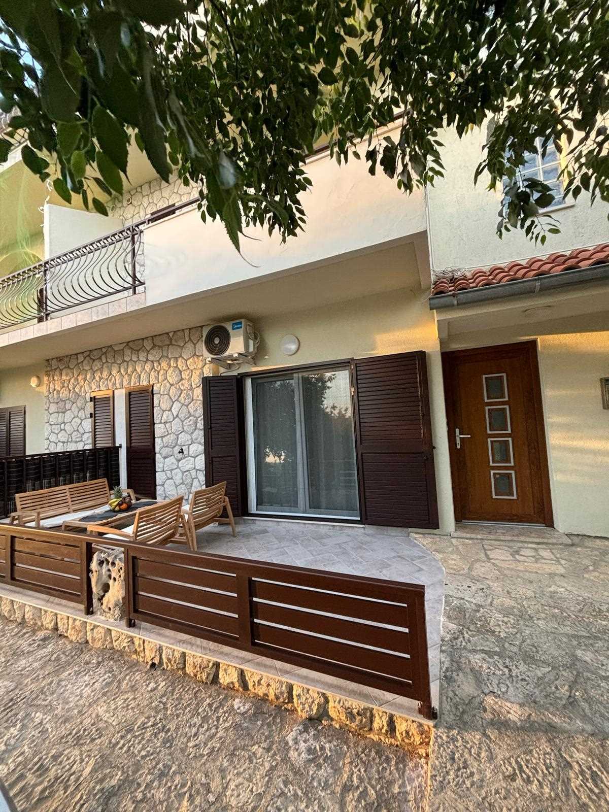 Apartman Marko sa terasom u prizemlju