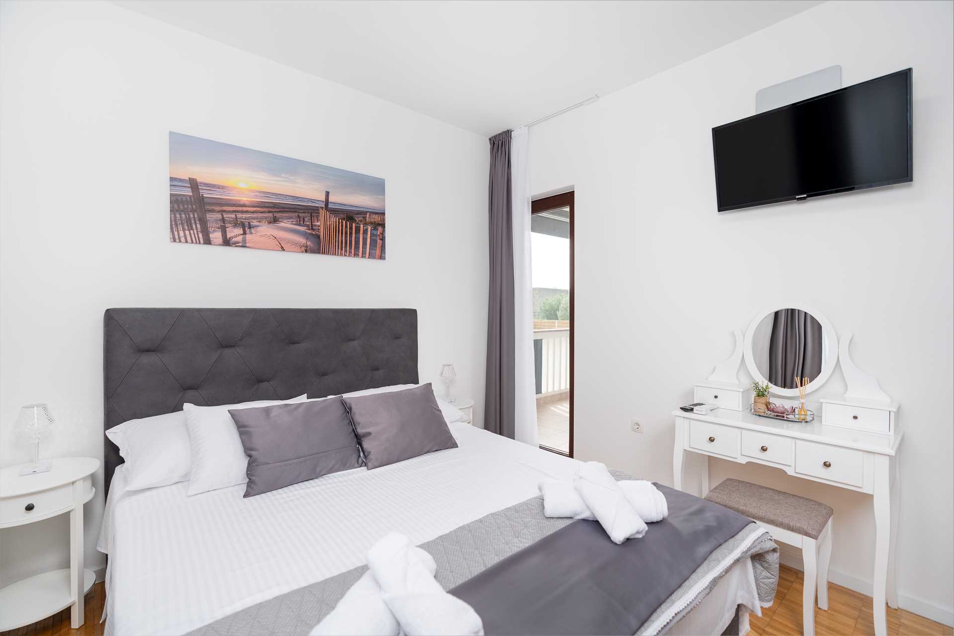 Holiday Home DaLeo with Pool and Jacuzzi