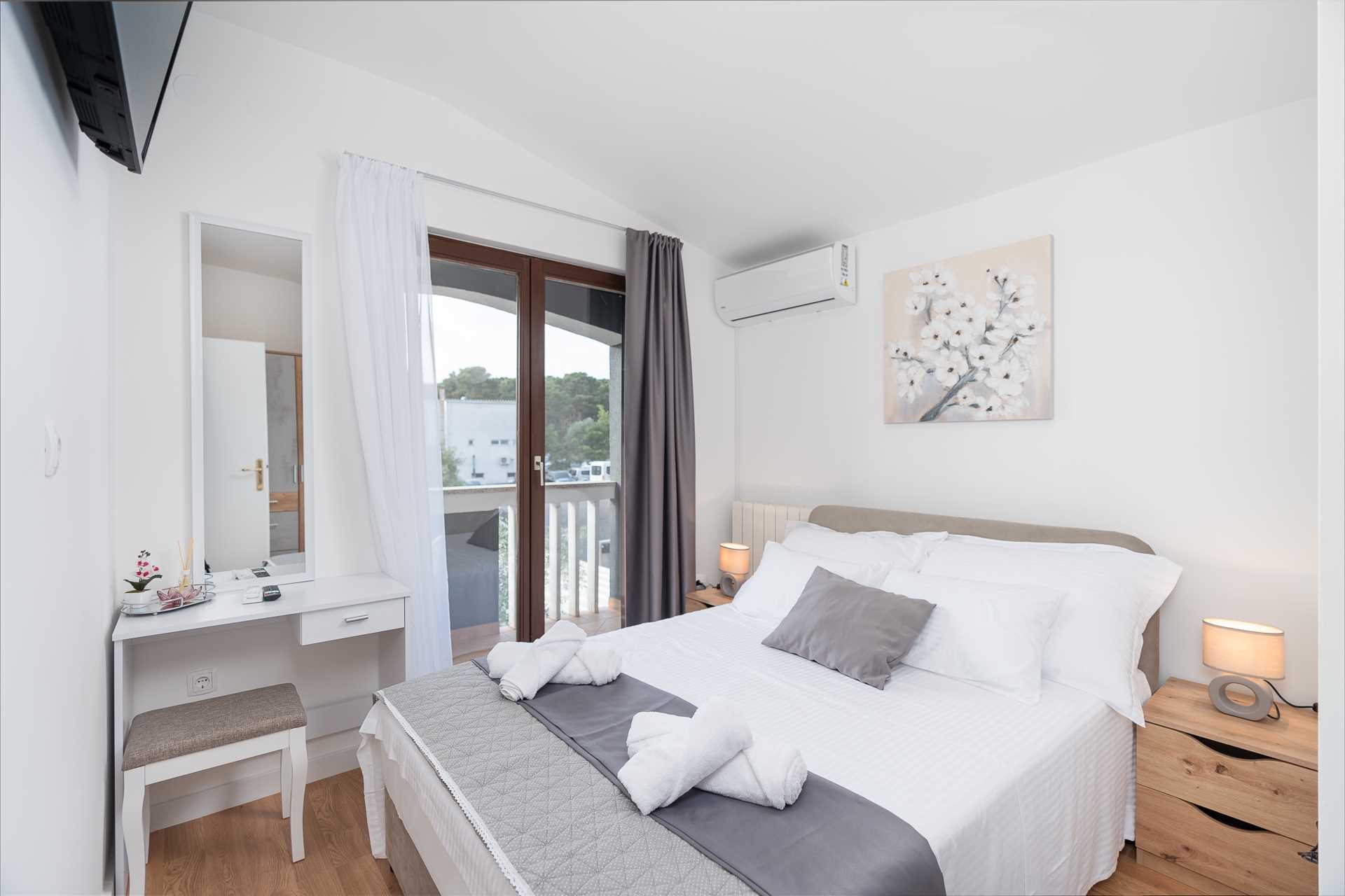 Holiday Home DaLeo with Pool and Jacuzzi