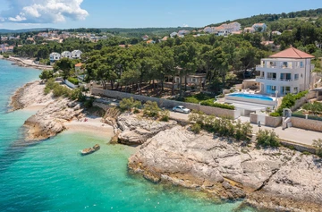 Sutivan 4-Bedroom Villa with Heated Infinity Pool