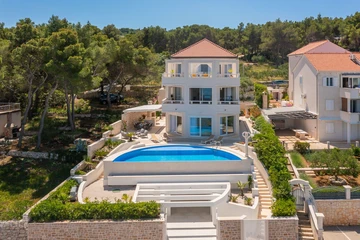 Sutivan 4-Bedroom Villa with Heated Infinity Pool