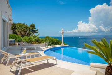 Sutivan 4-Bedroom Villa with Heated Infinity Pool