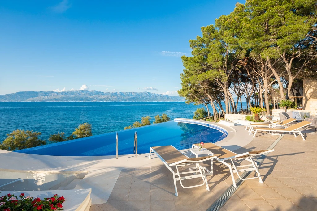 Sutivan 4-Bedroom Villa with Heated Infinity Pool