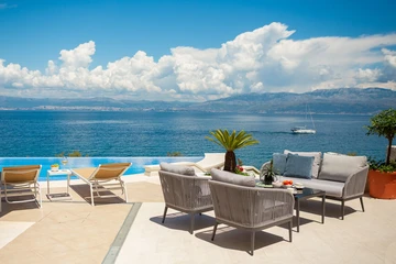 Sutivan 4-Bedroom Villa with Heated Infinity Pool