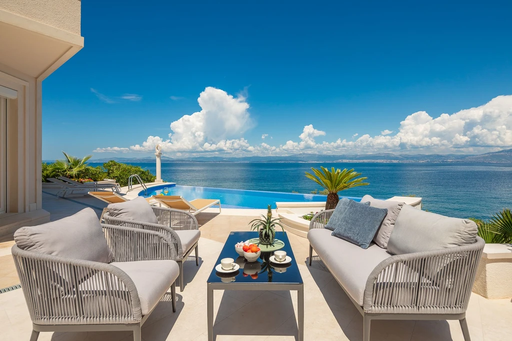 Sutivan 4-Bedroom Villa with Heated Infinity Pool