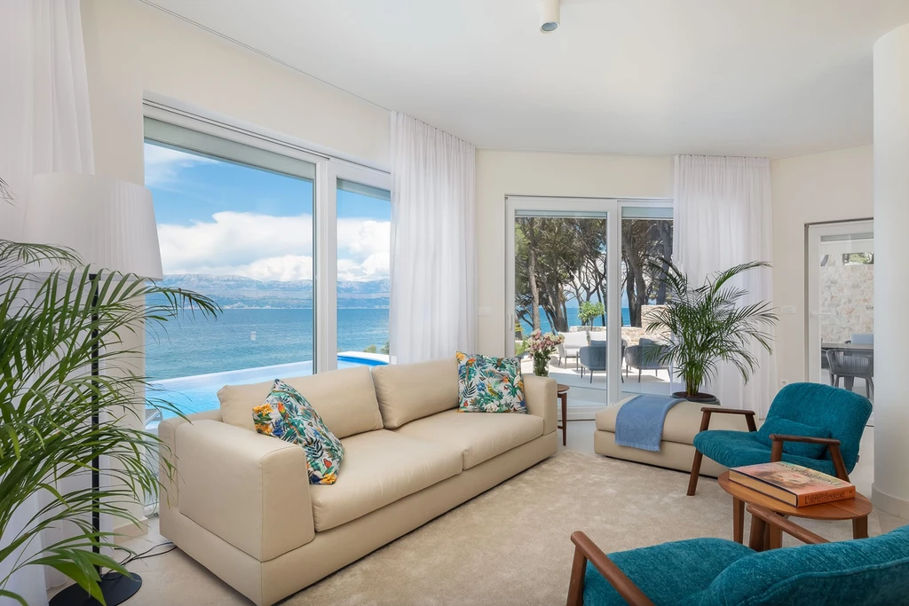 Sutivan 4-Bedroom Villa with Heated Infinity Pool