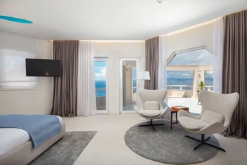 Sutivan 4-Bedroom Villa with Heated Infinity Pool