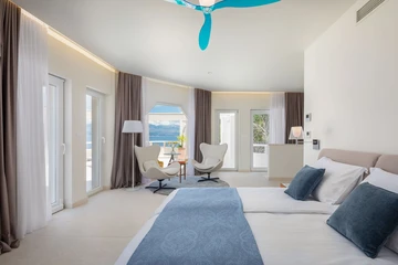 Sutivan 4-Bedroom Villa with Heated Infinity Pool