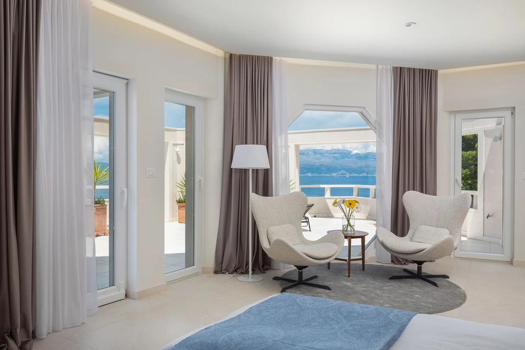 Sutivan 4-Bedroom Villa with Heated Infinity Pool